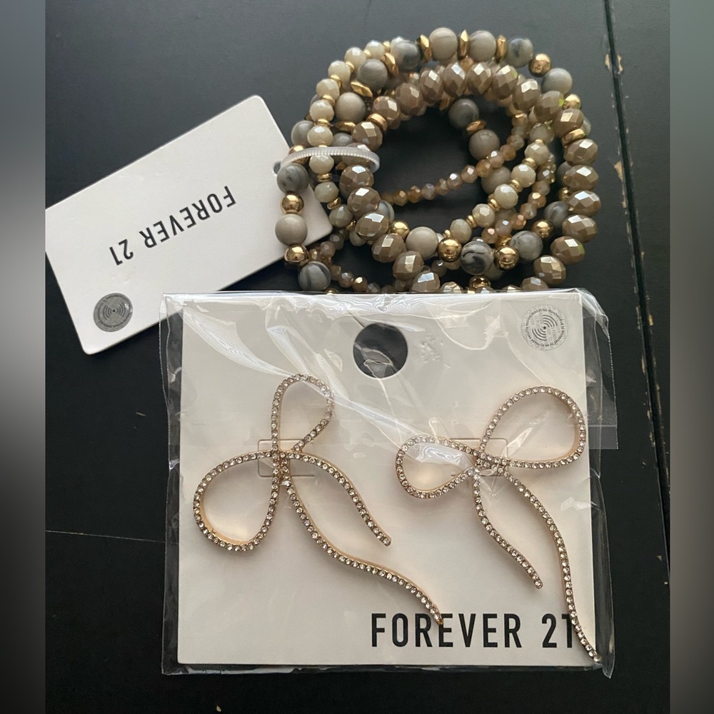 NWT STUNNING FOREVER 21 JEWELRY (2 piece; earrings & bracelet